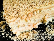 Бисквитена торта без печене с натрошени обикновени бисквити закуска, крем ванилия и орехи